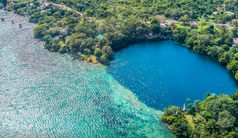 cenote bacalar en bateau Riviera maya au Mexique