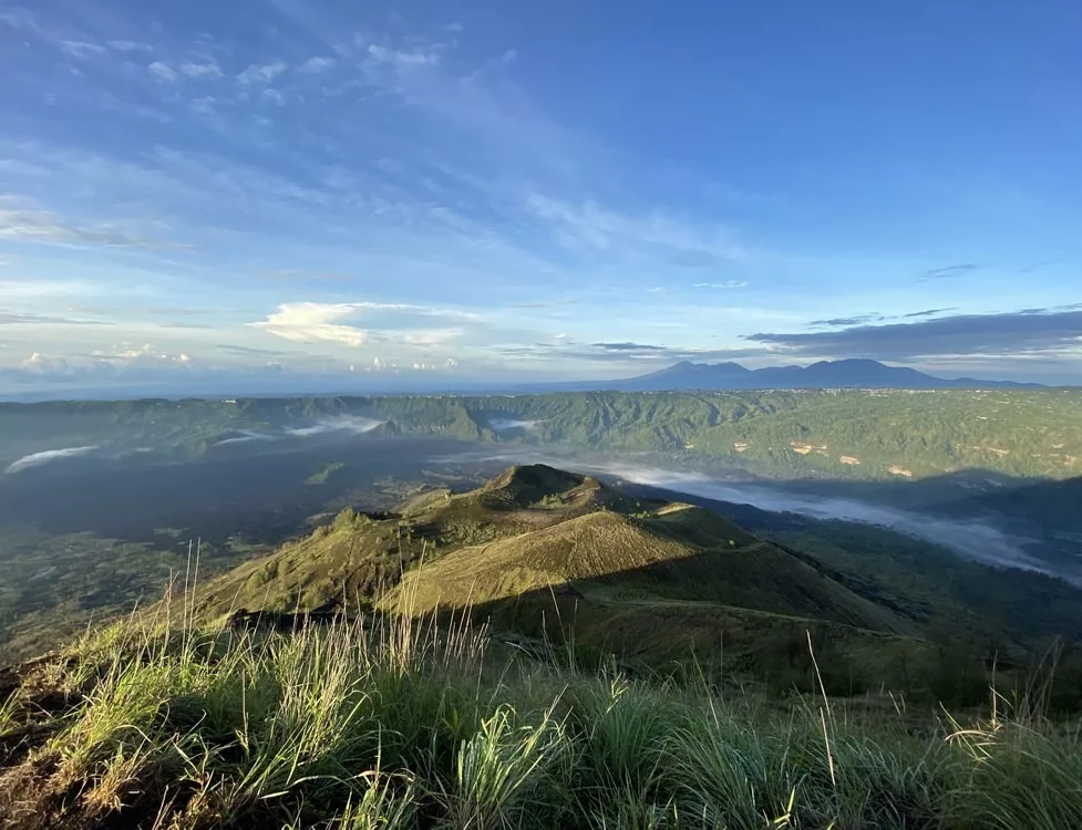 Vue du mont Batur sur le lac Batur