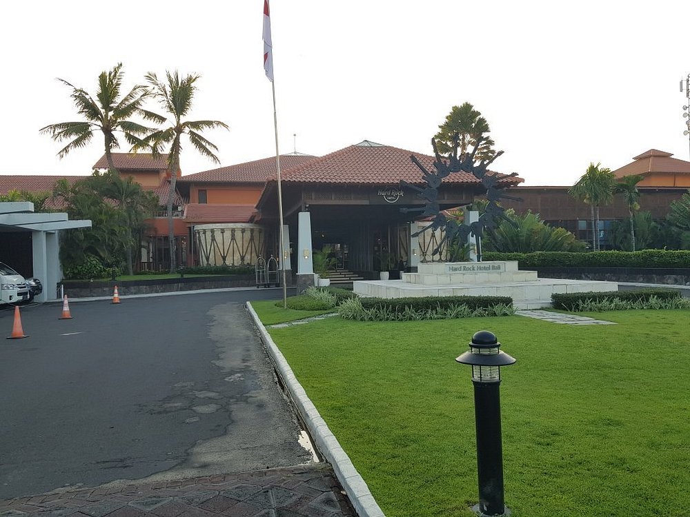 Arrivée pour les voiture au Hard Rock café Bali