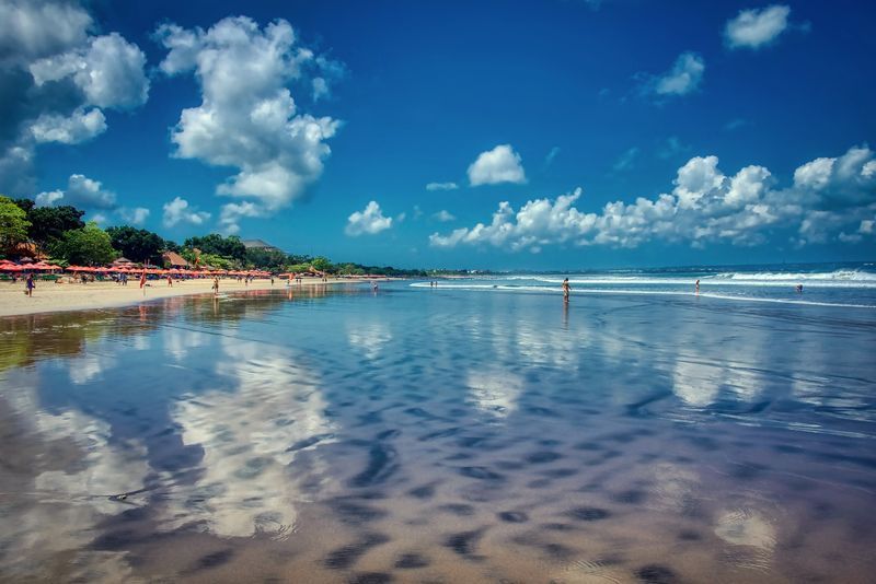 Baignade à la plage de Seminyak