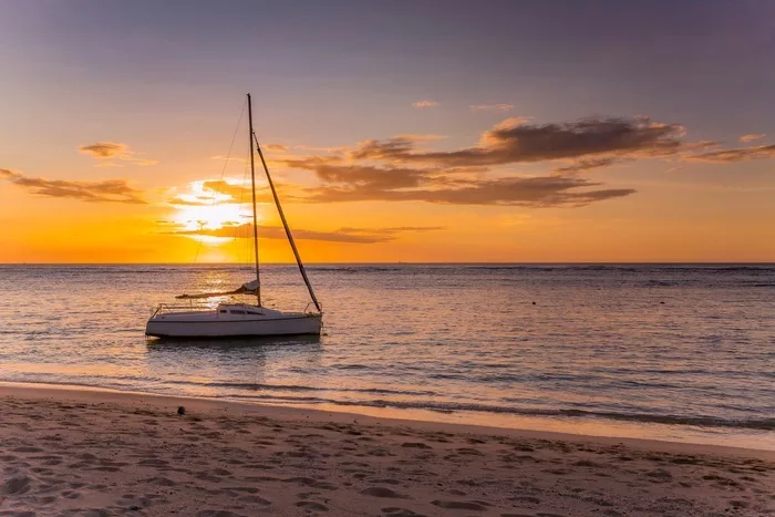 Catamaran au coucher du soleil